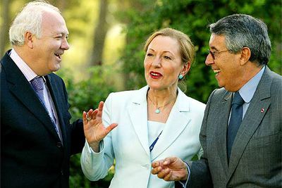 El ministro de Exteriores, Miguel Ángel Moratinos, con sus homólogos de Austria y Marruecos.