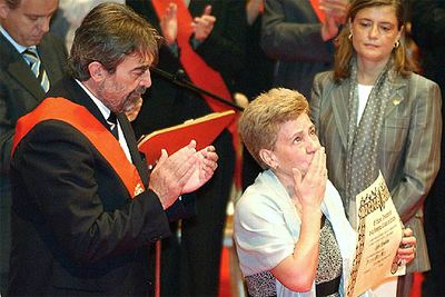 La madre de Francisco Moro recoge el título de hijo adoptivo de Zaragoza del alcalde Juan Alberto Belloch.