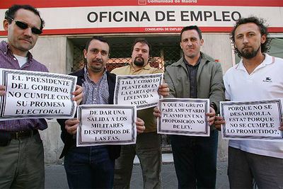 Miembros de la Unión de Militares Temporales en la puerta de una oficina del paro en Madrid.