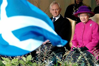 La reina Isabel II, durante la inauguración del nuevo Parlamento escocés ayer en Edimburgo.