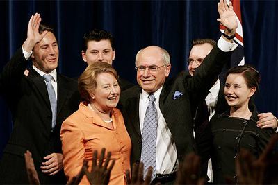 El primer ministro australiano, John Howard, celebra junto a su familia la victoria en las elecciones.