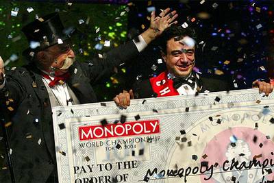 Antonio Zafra recibe el gigantesco talón del premio del Campeonato Mundial de Monopoly en Tokio.