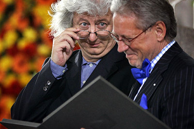 El escritor Péter Esterházy, junto al presidente de los libreros y editores alemanes, Dieter Schormman, ayer en Francfort.