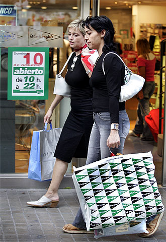 Dos jóvenes caminaban, ayer, por la calle de Colón, en la zona comercial de Valencia.