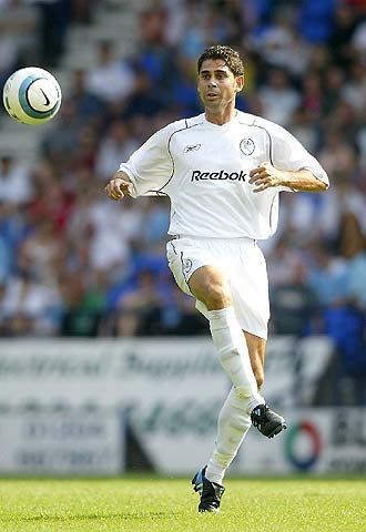 Hierro, durante un partido con el Bolton.