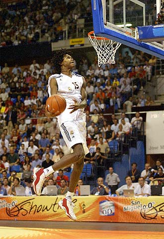 Gélabale, presto a machacar la canasta en el  Showtime  de Málaga.