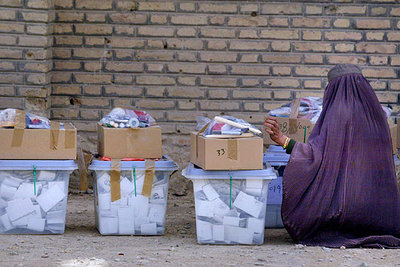 Una mujer vestida con burka supervisa las urnas en un colegio electoral de la ciudad de Kandahar, en el sur de Afganistán.