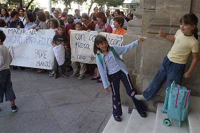 Alumnos del colegio Macarena de Sevilla protestaron ayer en la sede del Ayuntamiento.