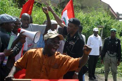 Policías nigerianos intentan disolver una manifestación en la capital de Nigeria, Abuja, ayer.