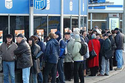 Ciudadanos polacos hacen cola a las puertas del banco PKO en Varsovia para adquirir acciones.