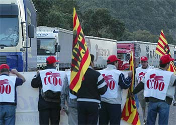 Un grupo de transportistas reparte información en el puesto fronterizo de La Jonquera (Girona).