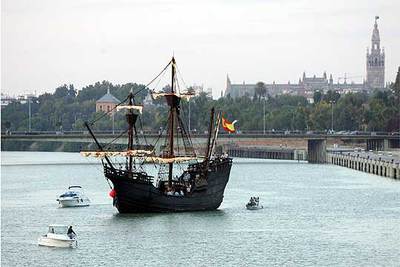 La réplica de la nao 'Victoria' zarpa de Sevilla con destino a Japón