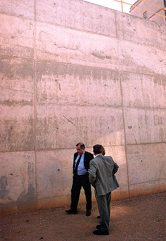 Joaquim Nadal, ayer, frente al muro construido en Martorell.