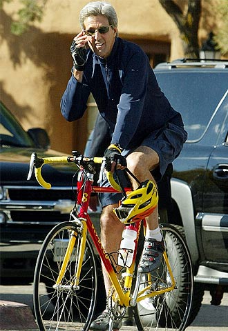 Kerry, durante su paseo en bicicleta por Santa Fe, Nuevo México.