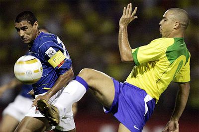 Ronaldo intenta un control ante Iván Córdoba.