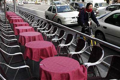 El frío vacía las terrazas de la capital.