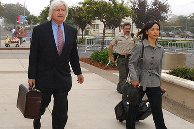 Thomas Mesereau y Susan Yu, abogados de Michael Jackson, llegan al Juzgado de Santa Bárbara.
