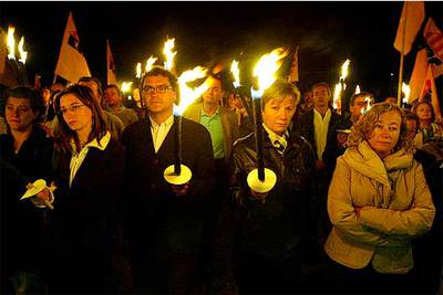 Homenaje con antorchas al presidente fusilado