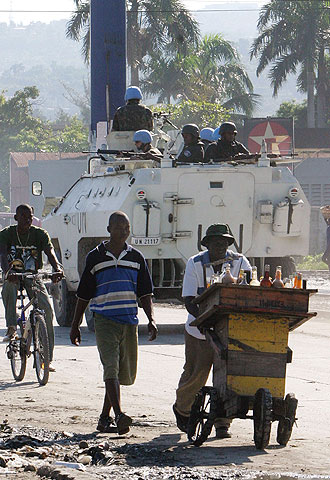  Cascos azules  brasileños patrullan una calle de Puerto Príncipe.