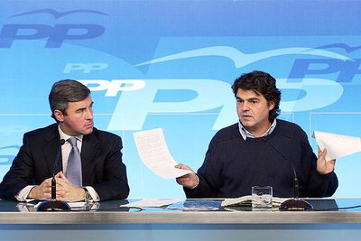 Ángel Acebes y el secretario de relaciones internacionales del PP, Jorge Moragas, en su comparecencia de ayer.