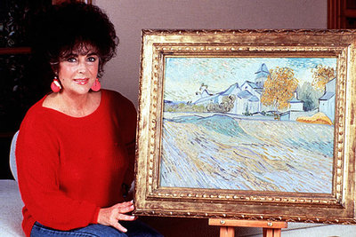 La actriz Liz Taylor, junto a la obra de Van Gogh  Vista del asilo y capilla de Saint-Remy. 