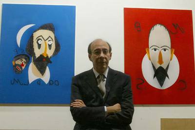 Francisco Rico, entre los originales de las dos obras de Eduardo Arroyo que ilustran el estuche de  Don Quijote de La Mancha. 