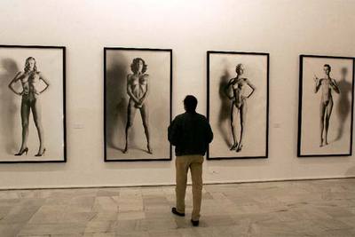 Cuatro fotografías  Gran desnudo , de Helmut Newton, de la colección Taschen, en el montaje del Museo Nacional Reina Sofía.