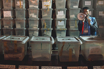 Un funcionario de la ONU da instrucciones en un centro de recuento de votos en Kabul.