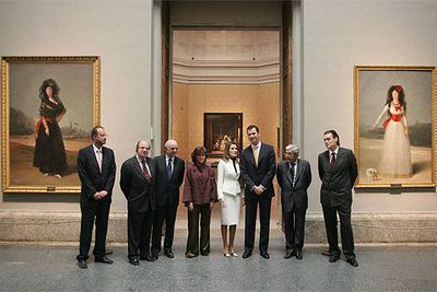 Los Príncipes, con Carmen Calvo, Francisco González, Santiago Fisas y Antonio Hidalgo (izquierda) y Rodrigo Uría y Miguel Zugaza.