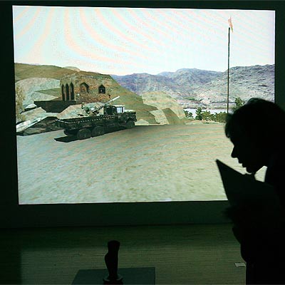 Una visitante de la Tate Britain contempla el vídeo  La casa de Osama Bin Laden,  de Langlands & Bell.