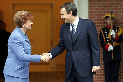 José Luis Rodríguez Zapatero recibe en La Moncloa a la presidenta de Letonia, Vaira Vike-Freiberga.