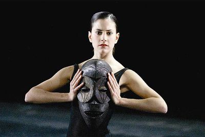 Simone Geiger, en una escena de  Whereabouts unknown,  de rnrnJiri Kilian, del Nederlands Dans Theater.