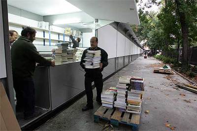 Los libreros se instalan en el paseo del Prado