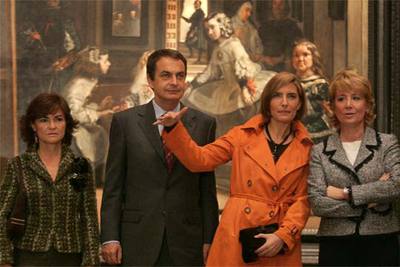 José Luis Rodríguez Zapatero y su esposa, Sonsoles Espinosa, con Carmen Calvo (izquierda) y Esperanza Aguirre ante  Las meninas. 