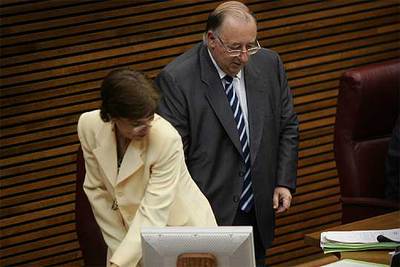 El presidente de las Cortes, Julio de España, ocupa su puesto tras salir Franciscornrn Camps.