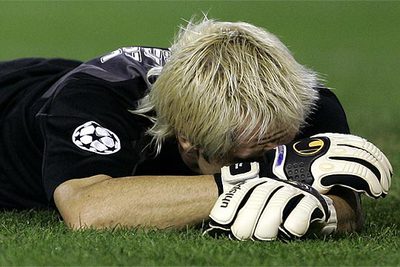 Cañizares, portero valencianista, abatido tras el varapalo sufrido por su equipo.