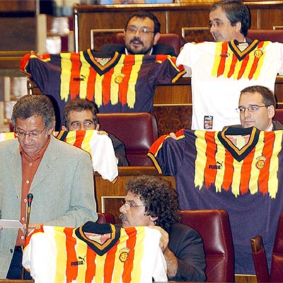 Esquerra Republicana exhibe en el Congreso la camiseta de Cataluña