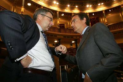 El secretario de Organización del PSOE, José Blanco, y el presidente Zapatero, en el Congreso.