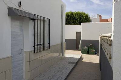 Fachada de la vivienda de La Mojonera (Almería) en la que fue detenido un argelino el lunes.