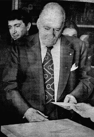 Josep Tarradellas vota en el referéndum del Estatuto de 1979.