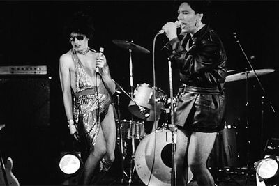 Pedro Almodóvar y McNamara, en una imagen de  Laberinto de pasiones .