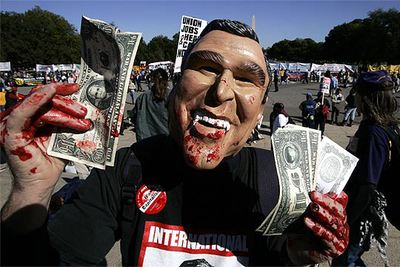 Un hombre protesta contra Bush junto al monumento a Lincoln en Washington.