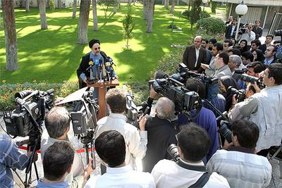 El presidente de Irán, Mohamed Jatamí, se dirige a los periodistas tras una sesión de su Gabinete, ayer en Teherán.
