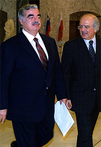 Hariri (izquierda) y un asesor de Lahoud, ayer en el palacio presidencial.