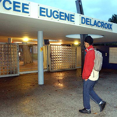 Un alumno sij entra a clase ayer en la periferia de París, ocultando su cabello con un gorro en lugar de un turbante.