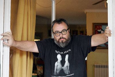 Álex de la Iglesia, en su casa de Madrid.
