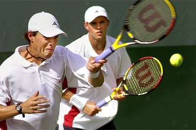 Bob (en primer plano) y Mike Bryan, durante las semifinales contra los bielorrusos Max Mirnyi y Vladímir Voltchkov.