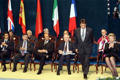 Claudio Magris, de pie entre el resto de los galardonados, se dirige a recoger el Premio de las Letras.