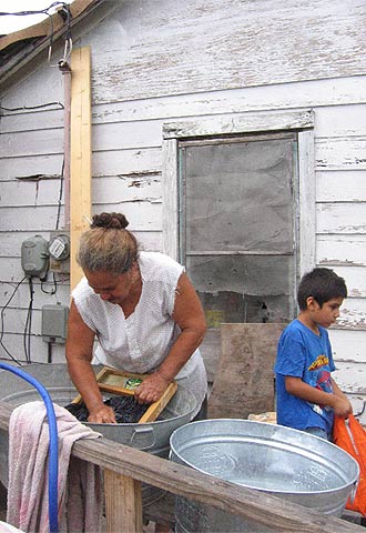 María Dorotea, de Cameron Park, lavando la ropa a la puerta de su casa.