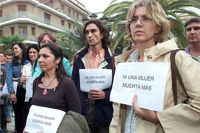 Protesta convocada ayer en Huelva por la asociación Miriadas, a la que pertenecía María Teresa Otero Vélez.